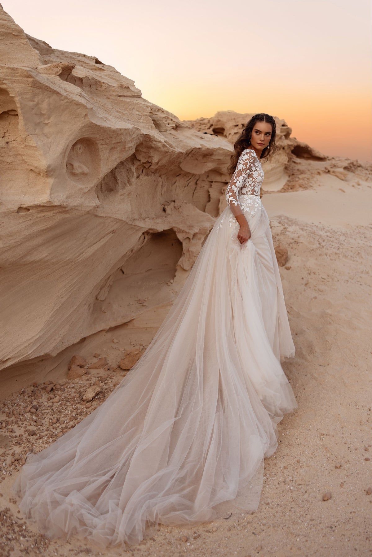 Brautkleid Armori, Detail der Corsage mit plastischer Blumenspitze am Ausschnitt