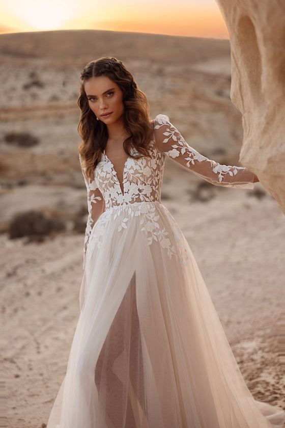 Brautkleid Armori mit langer Tüllschleppe und Spitzenoberteil vor Wüstenkulisse