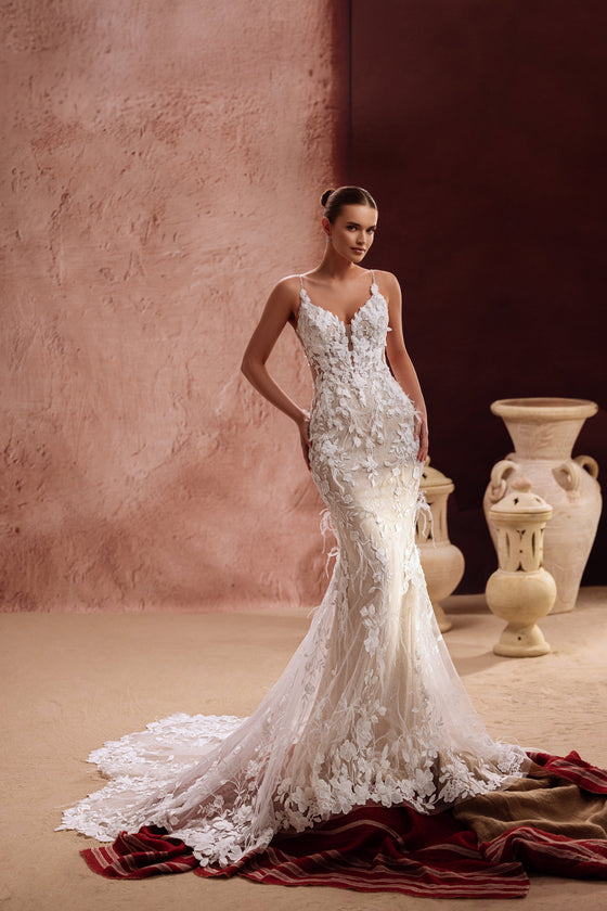 Brautkleid Aspasia mit floraler Spitzencorsage und fließender Tüllschleppe, Vorderansicht