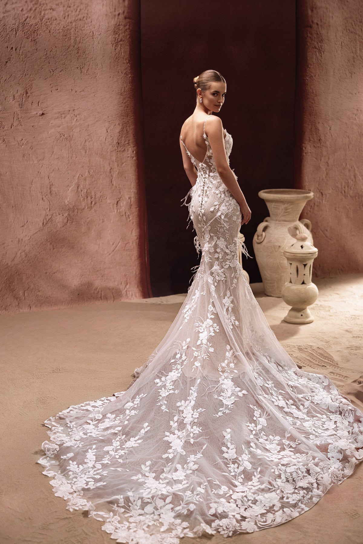 Brautkleid Aspasia von hinten mit tiefem Rückenausschnitt und bestickter Spitzenschleppe