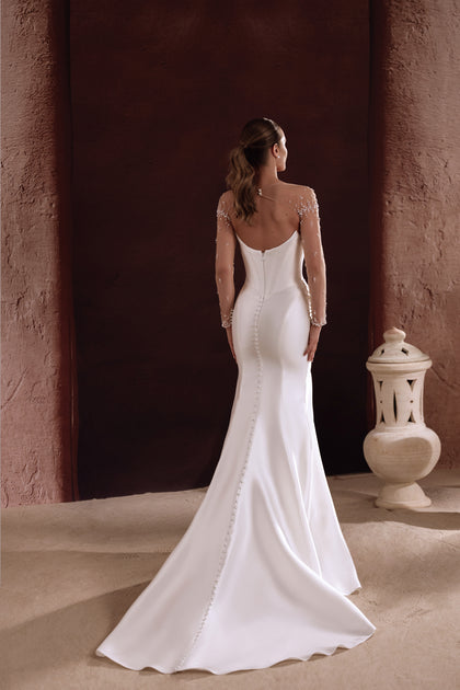 Das Aylin-Brautkleid mit Korsettoberteil und weiter Satin-Schleppe verkörpert königliche Eleganz.