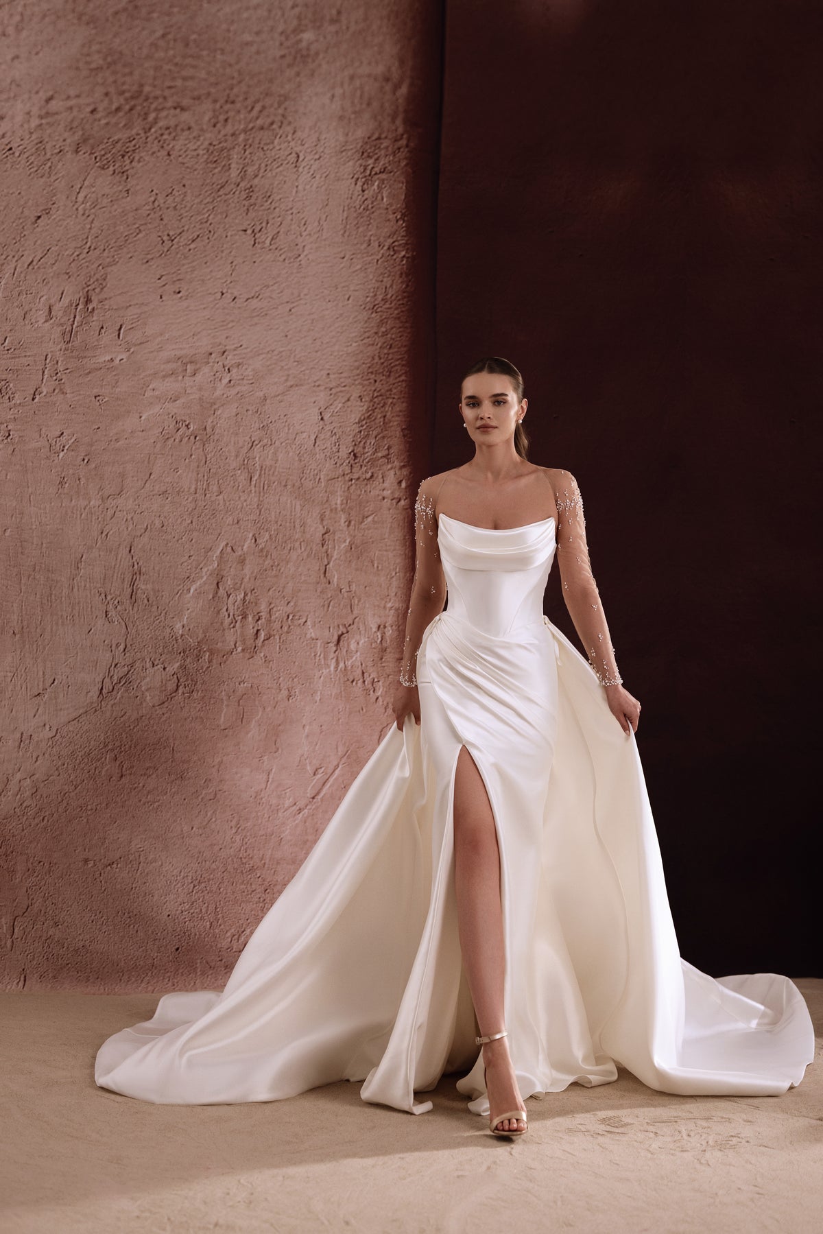 Brautkleid Aylin von vorn mit Satin-Überrock und hohem Beinschlitz, ganze Silhouette