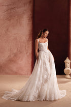 Das Brautkleid Becco mit Spitzenkorsett und Rückenschnürung vereint klassische Eleganz mit romantischer Raffinesse.