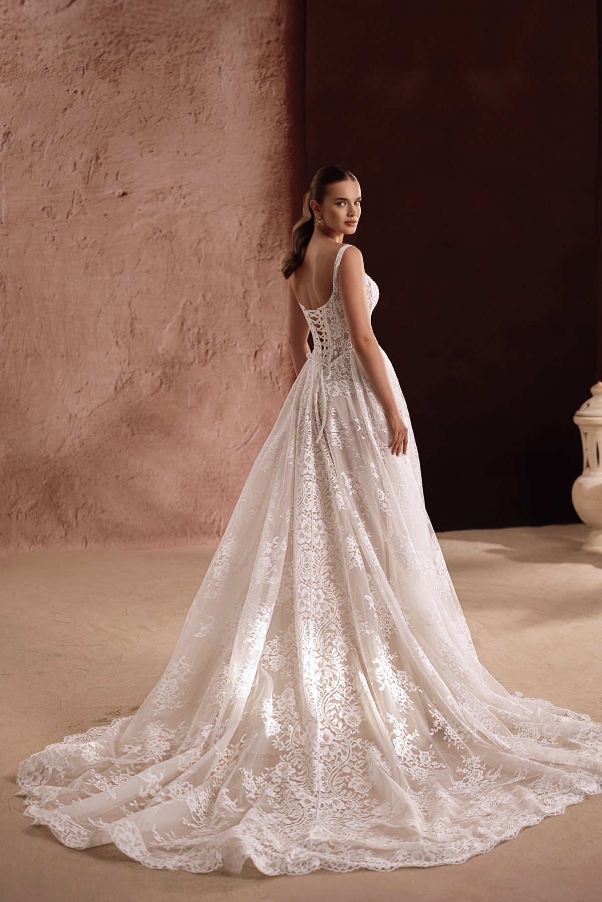 Brautkleid Becco mit Spitzenoberteil und weitem Rock in ganzer Silhouette