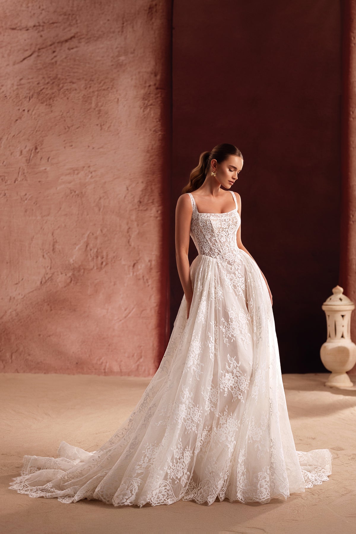 Brautkleid Becco mit Spitzencorsage und geschnürtem Rücken, breite Träger