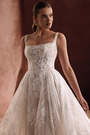 Brautkleid Becco, Detail des eckigen Ausschnitts und der Spitze am Oberteil