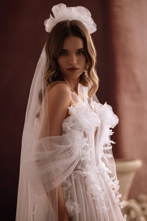 Brautkleid Bella mit hohem Beinschlitz und Blütenapplikationen auf der Corsage