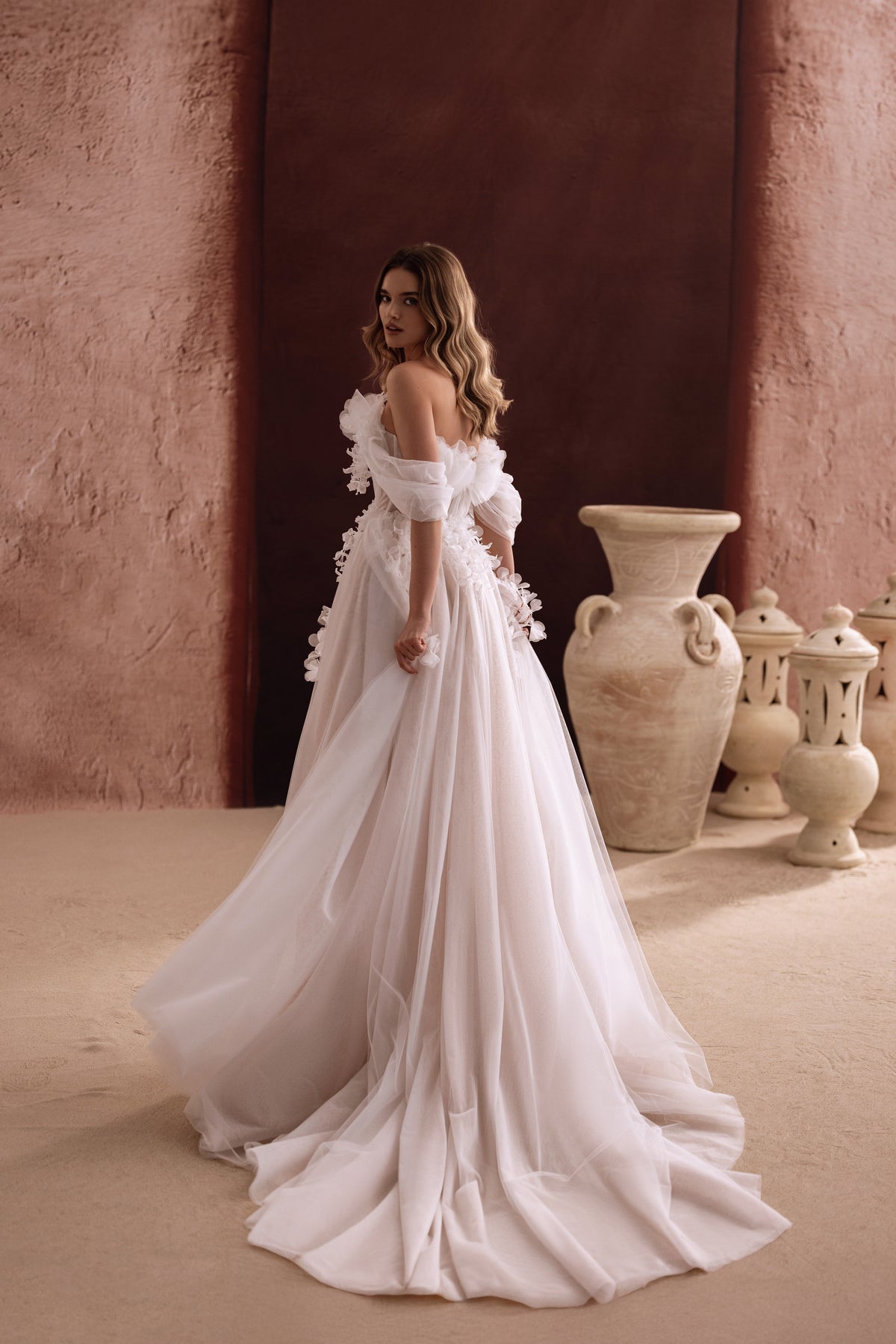Brautkleid Bella mit schulterfreien Ärmeln und langer Tüllschleppe, Ganzfigur