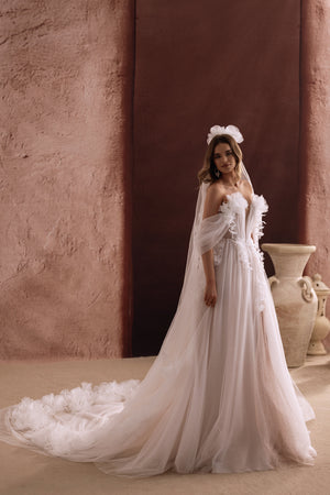 Brautkleid Bella von hinten, Tüllschleppe mit gestreuten 3D-Blüten