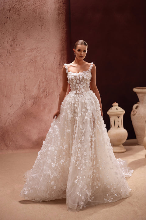 Das Brautkleid Cintra mit floralen Spitzenapplikationen und 3D-Details verkörpert luxuriöse Eleganz und Romantik.