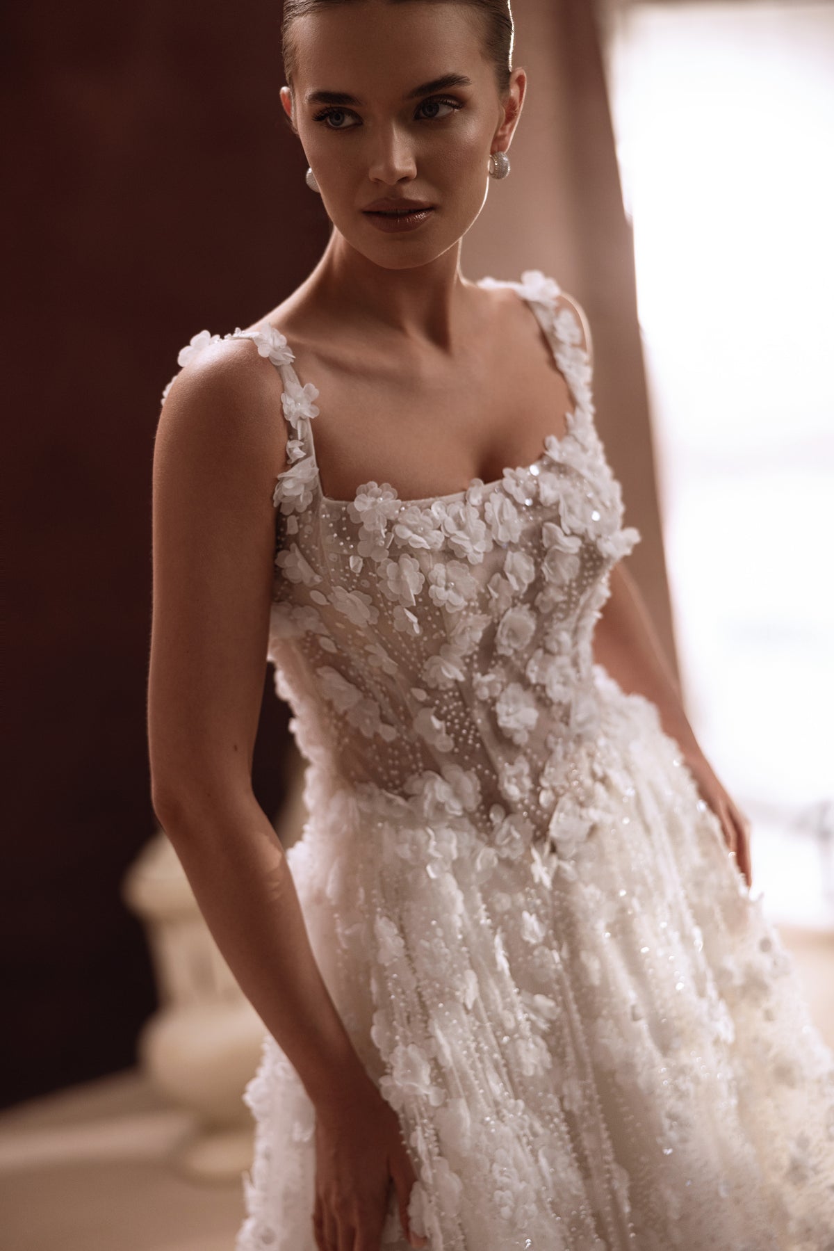 Brautkleid Cintra im Detail, transparente Corsage mit 3D-Blüten und breite Blütenträger
