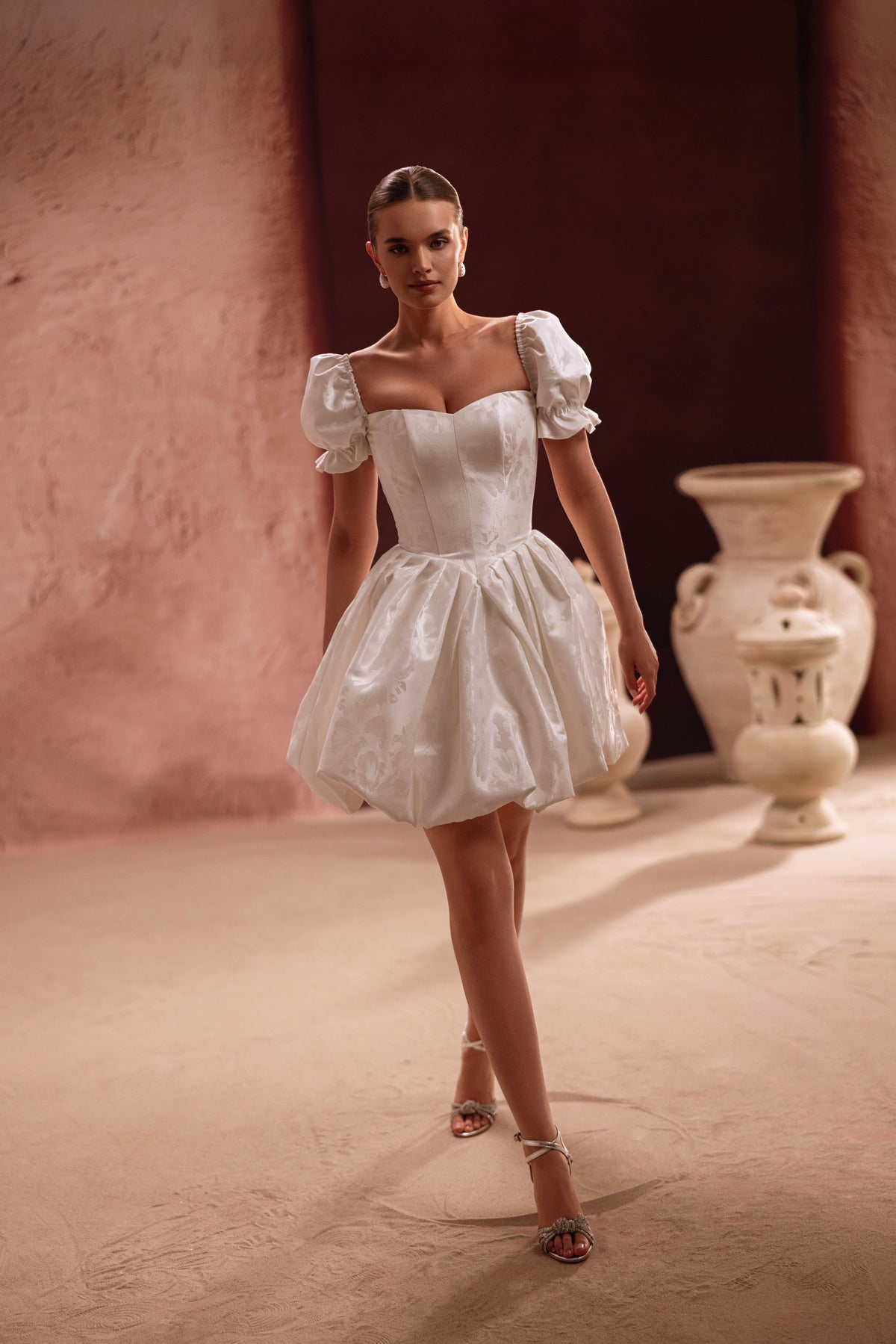 Kurzes Brautkleid Daphne in ganzer Silhouette, Corsage mit Herzausschnitt und Puffärmel