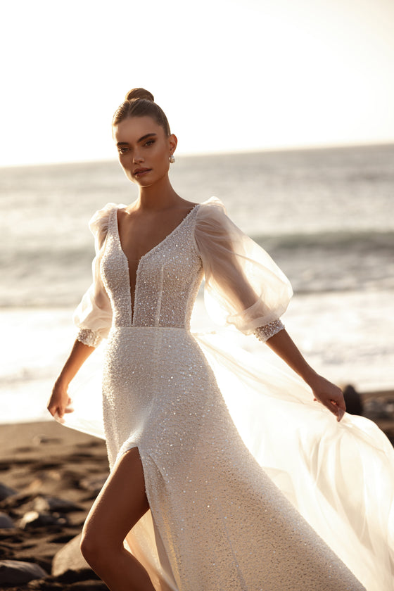 Brautkleid Davina aus Glitzertüll mit tiefem V-Ausschnitt, Puffärmeln und Beinschlitz