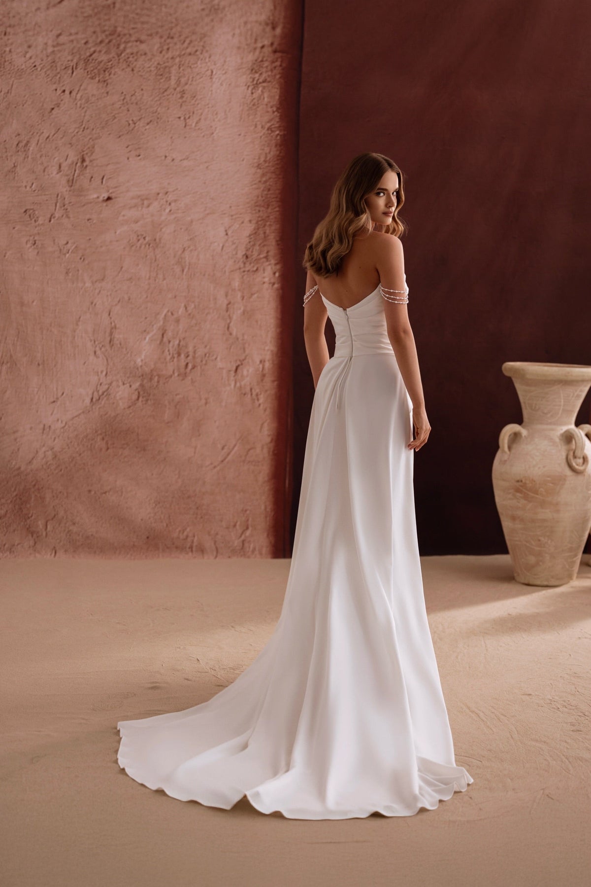 Brautkleid Eleonore von hinten mit kurzer Schleppe aus fließendem Crêpe