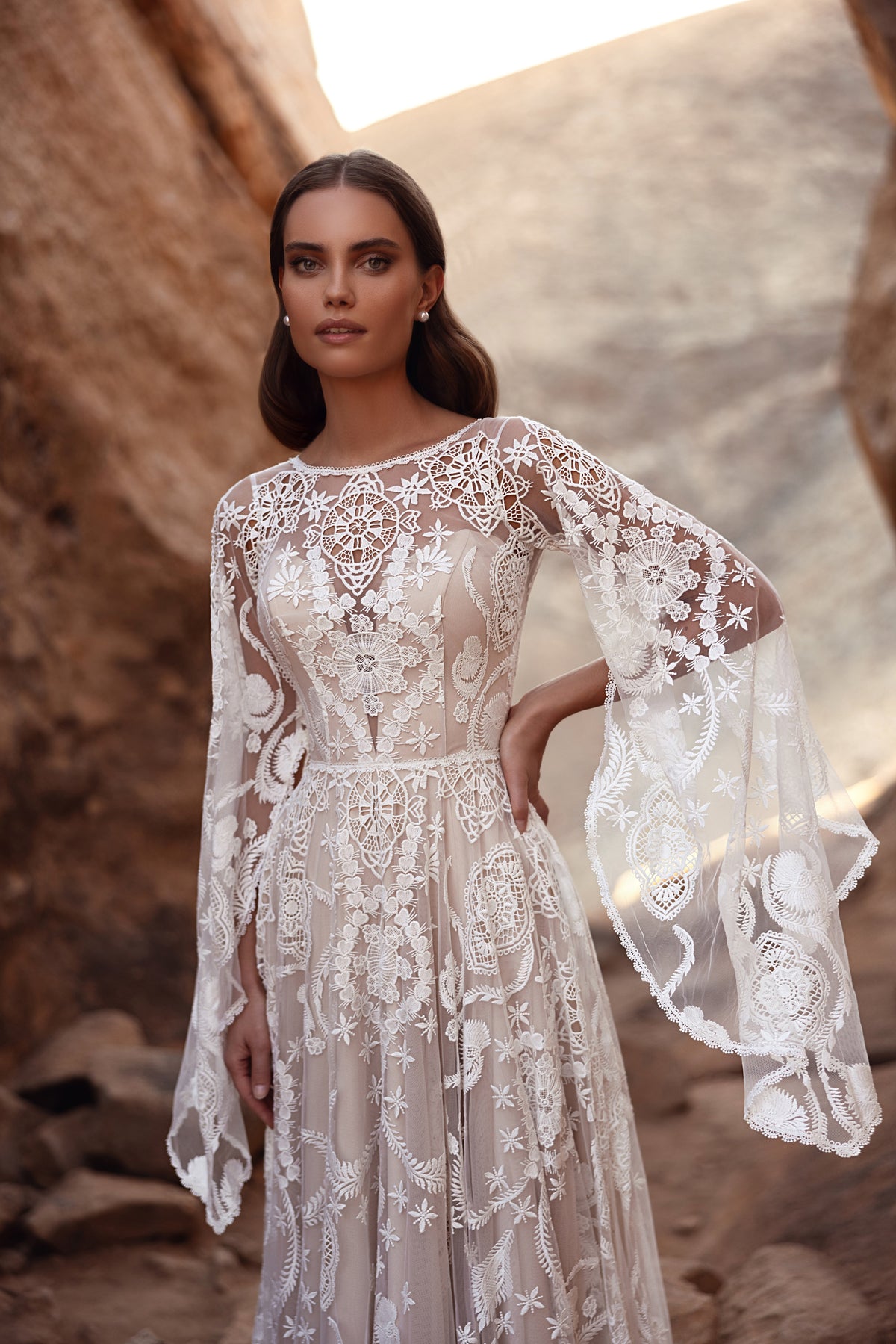 Brautkleid Dune von vorn, hoher Ausschnitt und weite Trompetenärmel aus Spitze