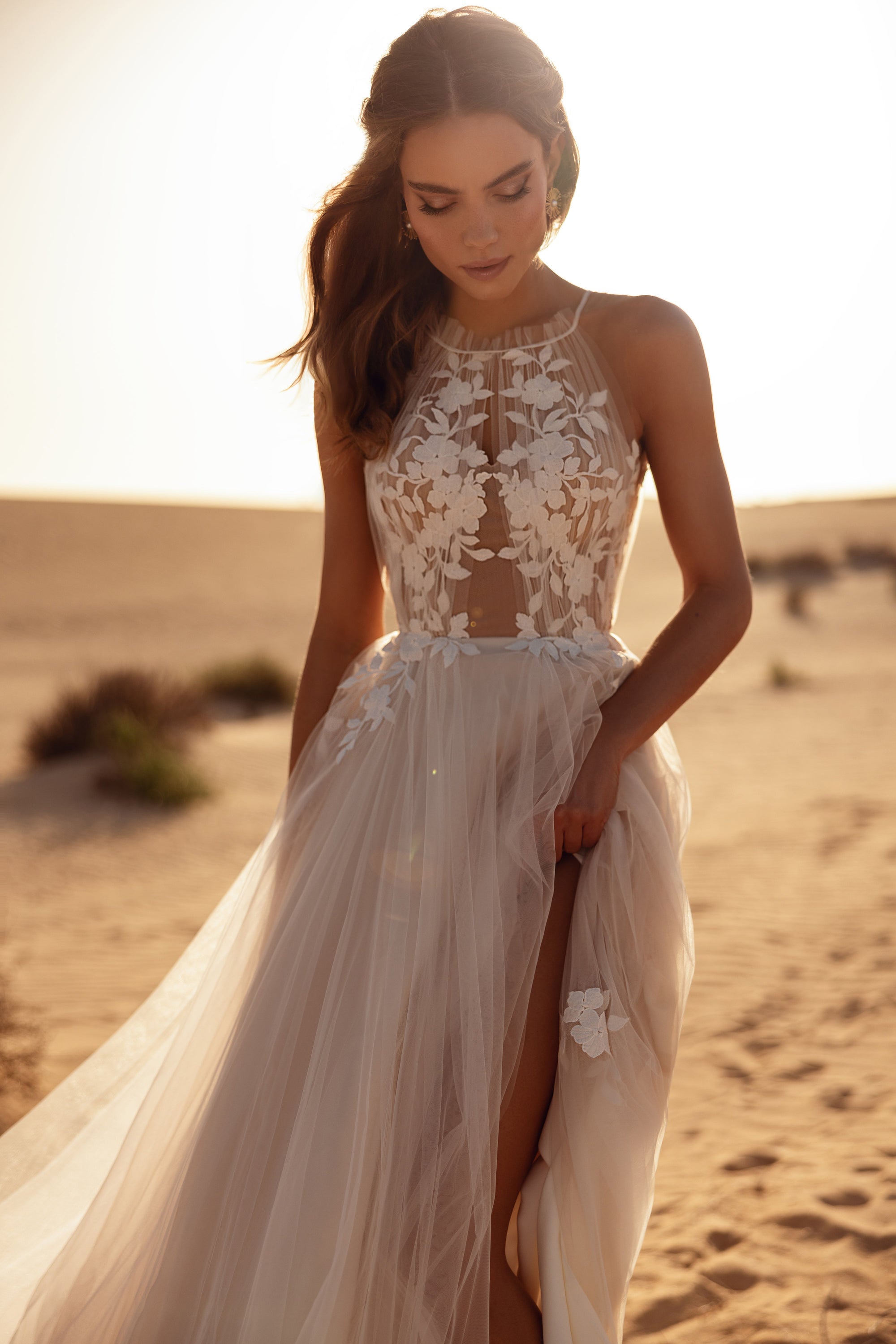 Brautkleid Ellie in der Wüste, Neckholder-Ausschnitt mit Blütenspitze und Tüllrock mit Schlitz