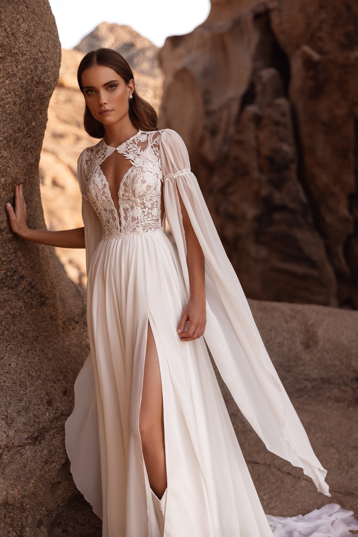 Brautkleid Etra von vorn, Spitzencorsage mit V-Einsatz und Chiffonrock mit Beinschlitz