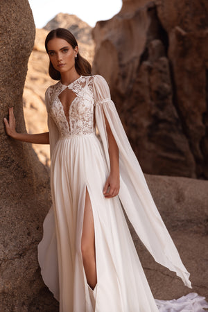 Brautkleid Etra von vorn, Spitzencorsage mit V-Einsatz und Chiffonrock mit Beinschlitz