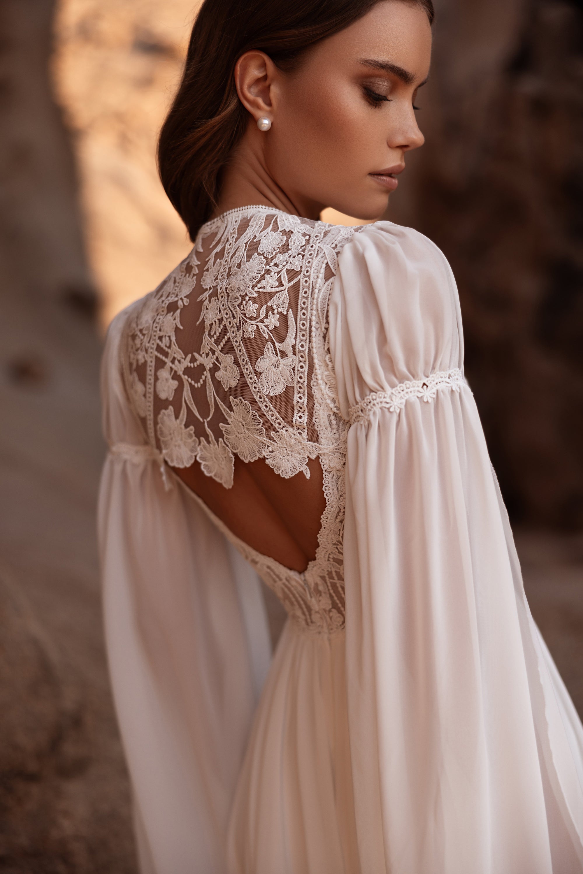 Brautkleid Etra von hinten, Spitzenrücken mit rundem Ausschnitt und weite Chiffonärmel