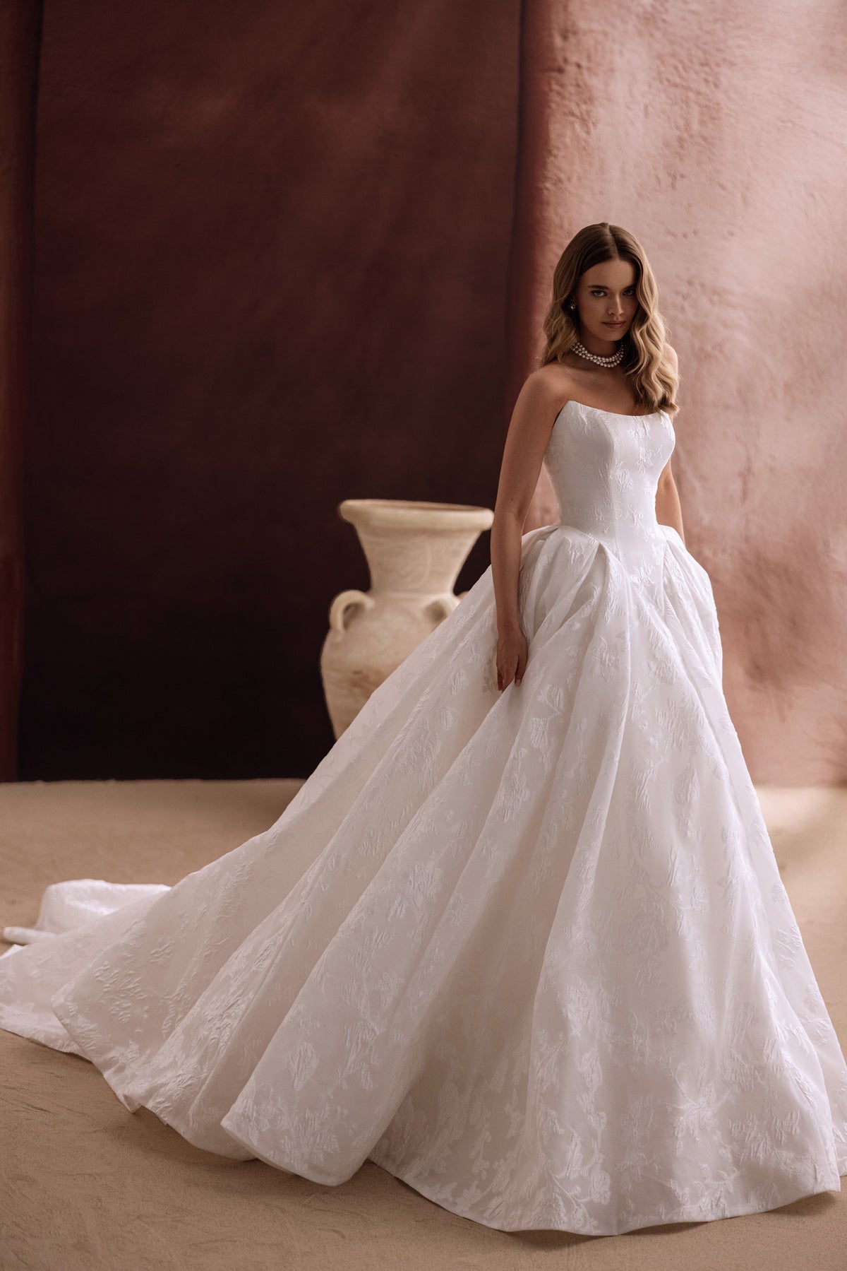 Brautkleid Hebe mit weitem Rock und langer Kathedralschleppe, ganze Silhouette