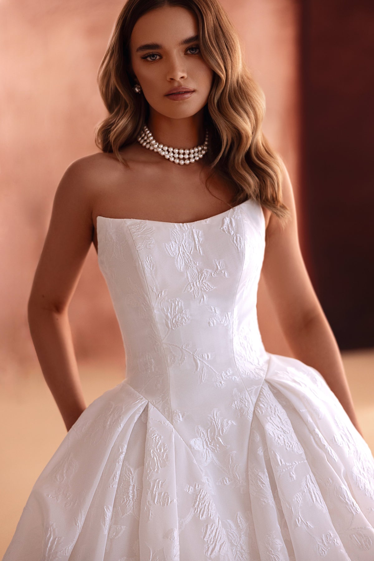 Brautkleid Hebe: trägerloses Oberteil aus Blüten-Jacquard, Braut von vorn