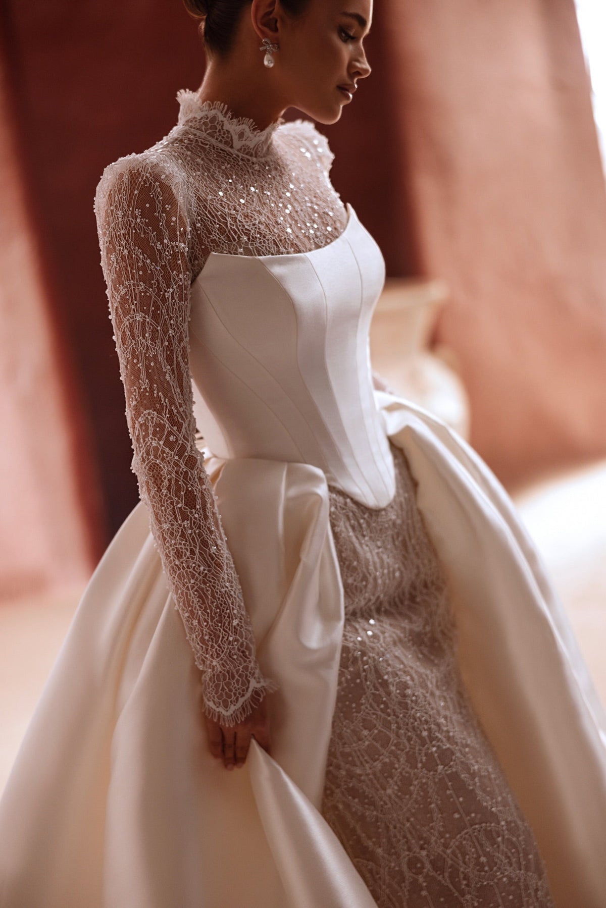 Brautkleid Henriette, Satin-Corsage über der Perlenspitze und abnehmbarer Überrock, Detail