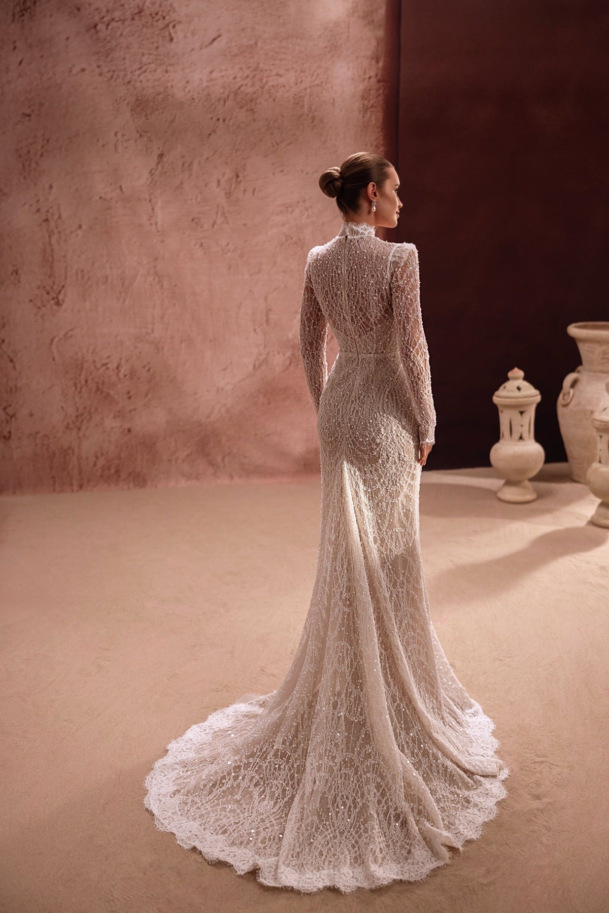 Brautkleid Henriette von hinten ohne Überrock, schmale Spitzenlinie mit Bogenkanten-Schleppe