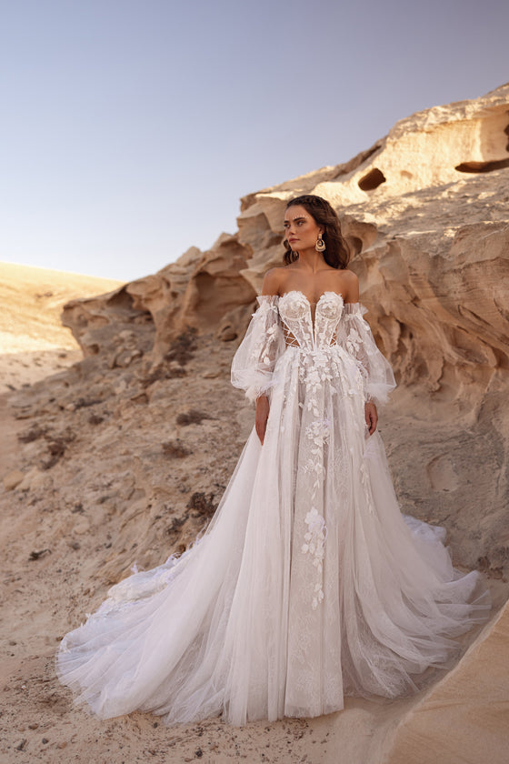 Brautkleid Huda in ganzer Silhouette: Corsage mit 3D-Blüten und abnehmbare Ballonärmel