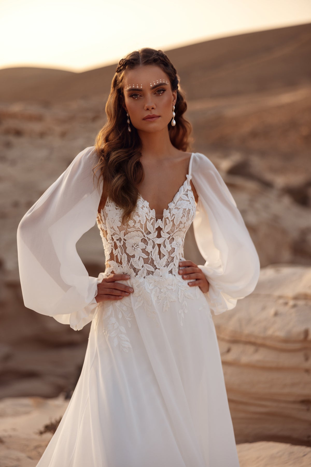 Brautkleid Judith mit Spitzenoberteil und luftigen Chiffonärmeln, Vorderansicht
