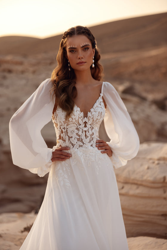 Brautkleid Judith mit Spitzenoberteil und luftigen Chiffonärmeln, Vorderansicht