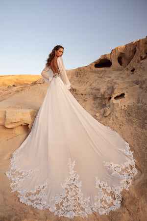 Brautkleid Judith von hinten mit offenem Rücken und floraler Spitze