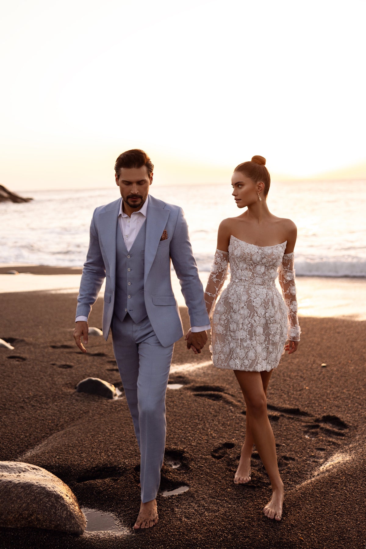 Brautpaar am Strand, die Braut im kurzen Kleid Kayla mit Blütenspitze