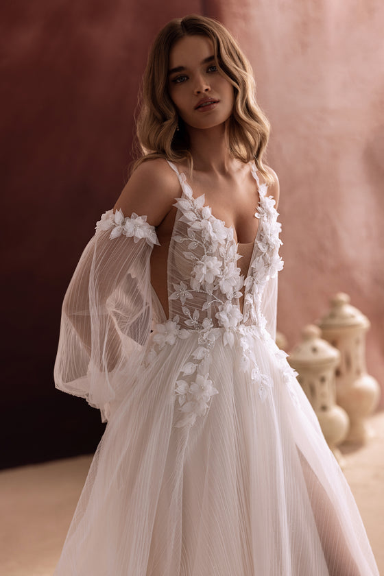 Brautkleid Lilibeth mit tiefem V-Ausschnitt und 3D-Blüten auf der Korsage von vorn