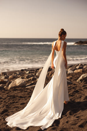 Brautkleid Luna mit drapiertem Ausschnitt und fließendem Satin, Vorderansicht