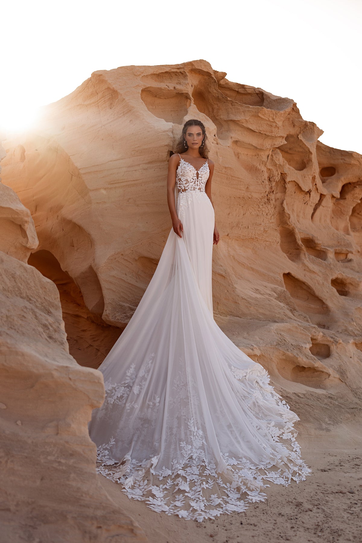 Brautkleid Malika in ganzer Silhouette in der Sandsteinschlucht, A-Linie mit Schleppe