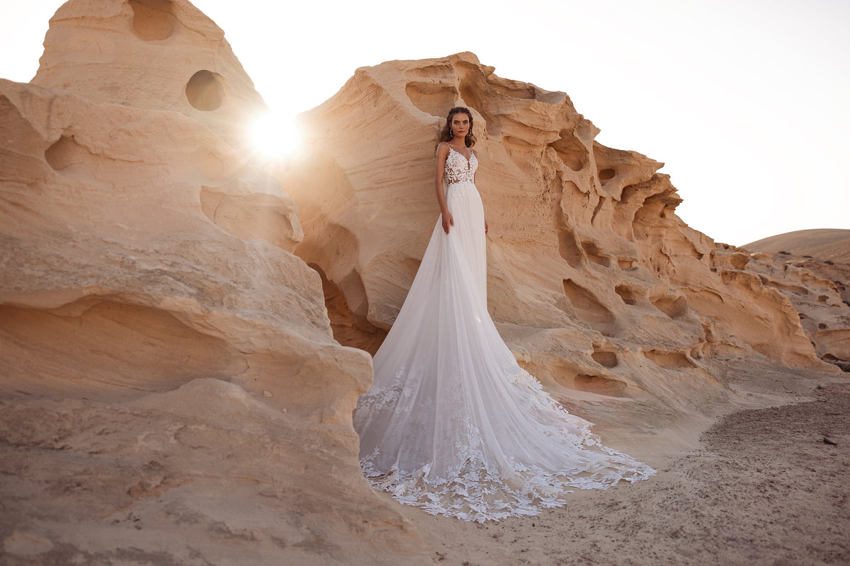 Malika Brautkleid im Querformat, Silhouette in der weiten Felsenlandschaft