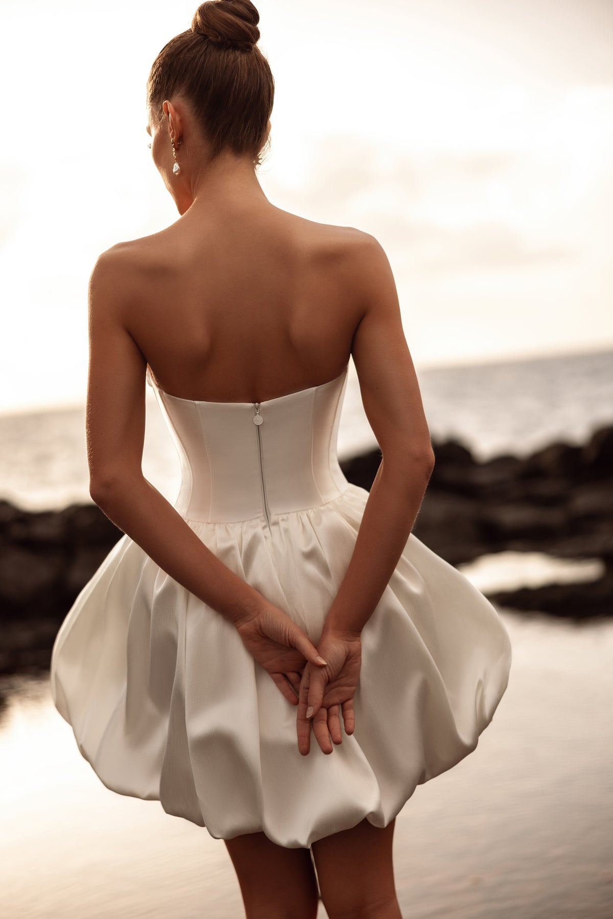 Kurzes Brautkleid Martini von hinten, Corsage mit Reißverschluss und Ballonrock