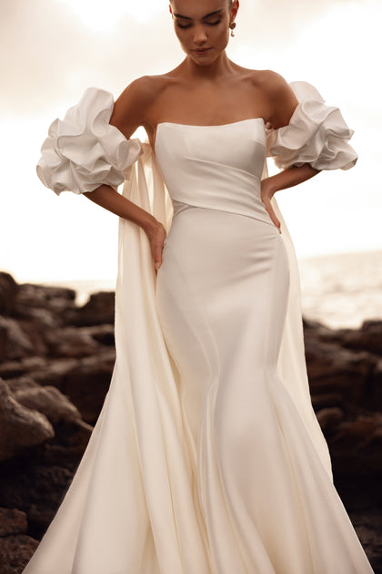 Meerjungfrau-Brautkleid mit schulterfreien Puffärmeln und figurbetontem Mieder.