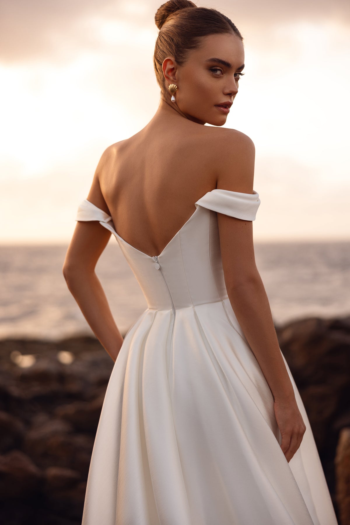 Brautkleid Mellisandre von hinten mit tiefem Rückenausschnitt und freien Schultern