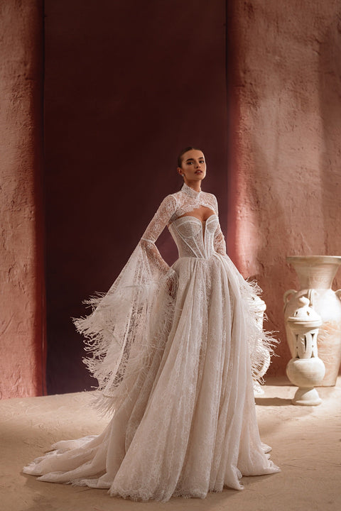 Das Hochzeitskleid Michelle mit Spitzenkorsett und hohem Kragen vereint romantischen Charme mit moderner Couture-Eleganz.