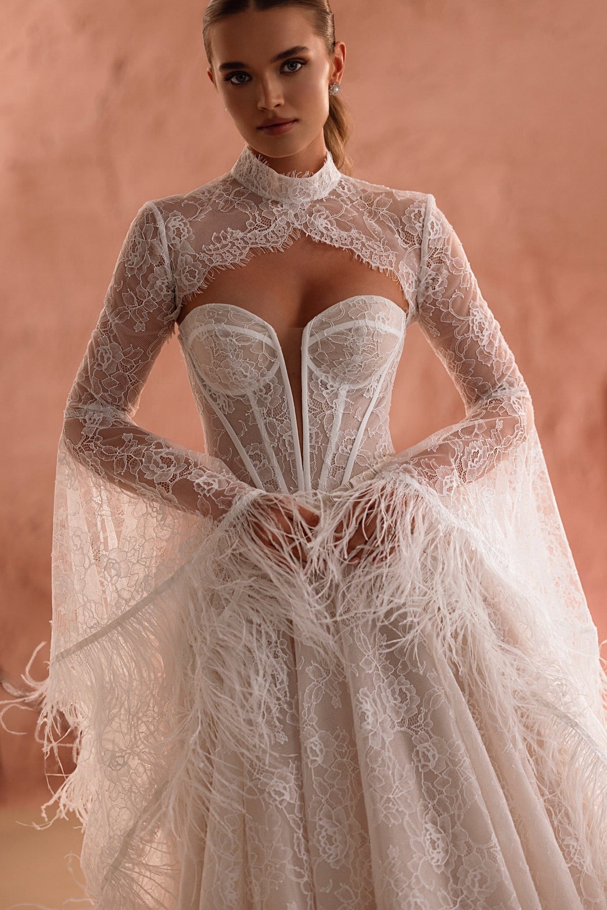 Brautkleid Michelle im Detail, transparente Corsage mit Stäbchen unter dem Bolero