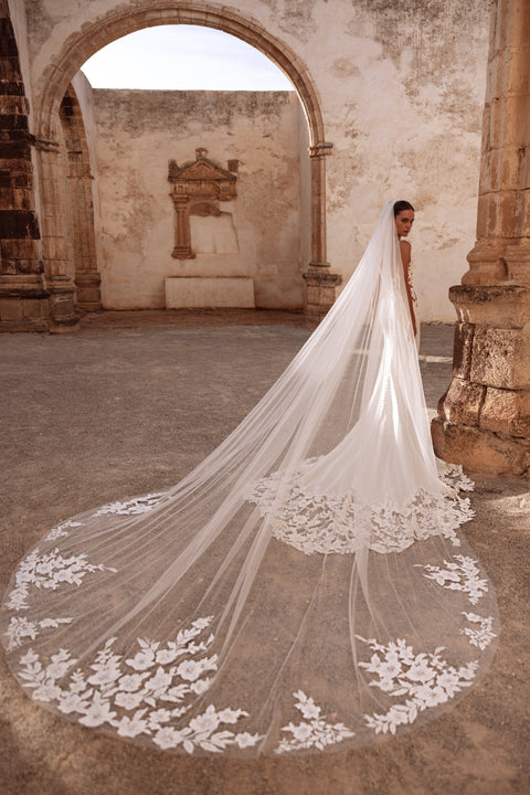 Munira Kathedral-Brautschleier mit floralen Spitzenapplikationen für einen eindrucksvollen Hochzeitslook.