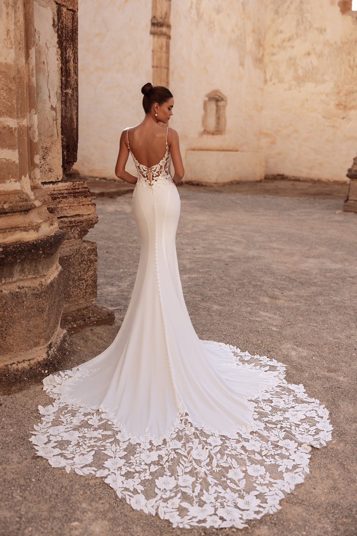 Brautkleid Munira, figurnahe Silhouette aus Crêpe mit Spitzenschleppe