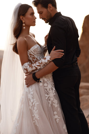 Nabila Brautschleier mit feinen floralen Details, die ein Spitzen-Brautkleid perfekt ergänzen.