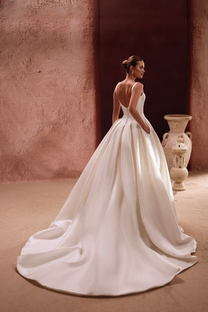 Brautkleid Nicolette von hinten, tiefer Rückenausschnitt und Satinschleppe auf dem Boden