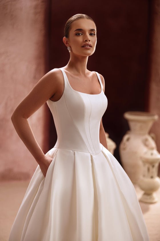 Brautkleid Nicolette aus Satin, quadratischer Ausschnitt und Corsage mit Teilungsnähten, von vorn