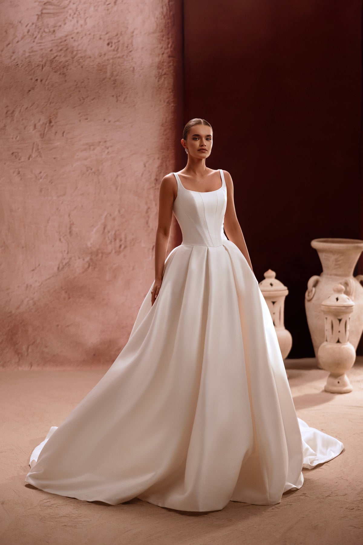 Brautkleid Nicolette in ganzer Figur, breiter Satinrock und Träger über den Schultern