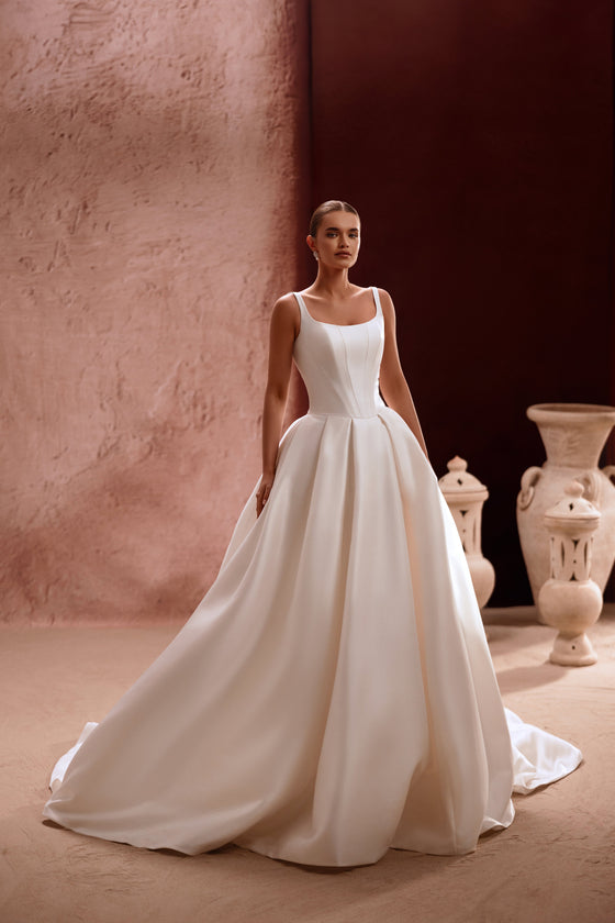 Brautkleid Nicolette in ganzer Figur, breiter Satinrock und Träger über den Schultern