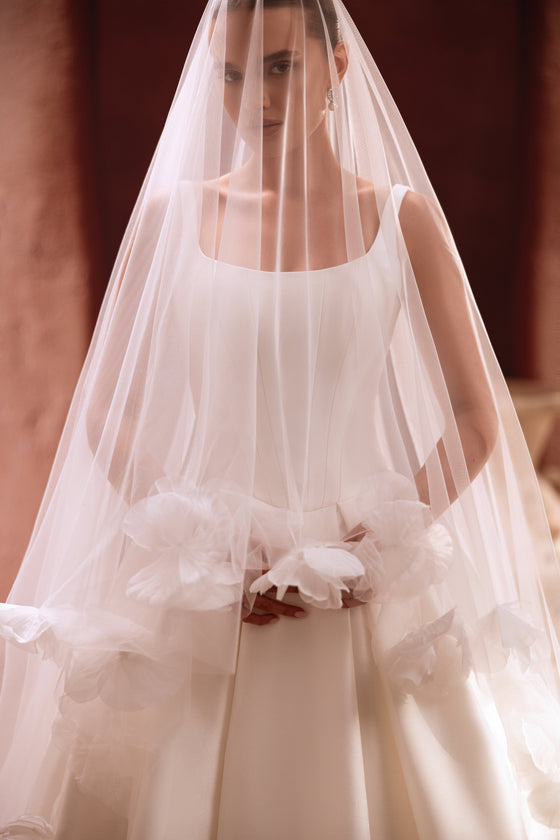 Kathedralschleier Nicolette mit floralen Applikationen zu einem schlichten Brautkleid