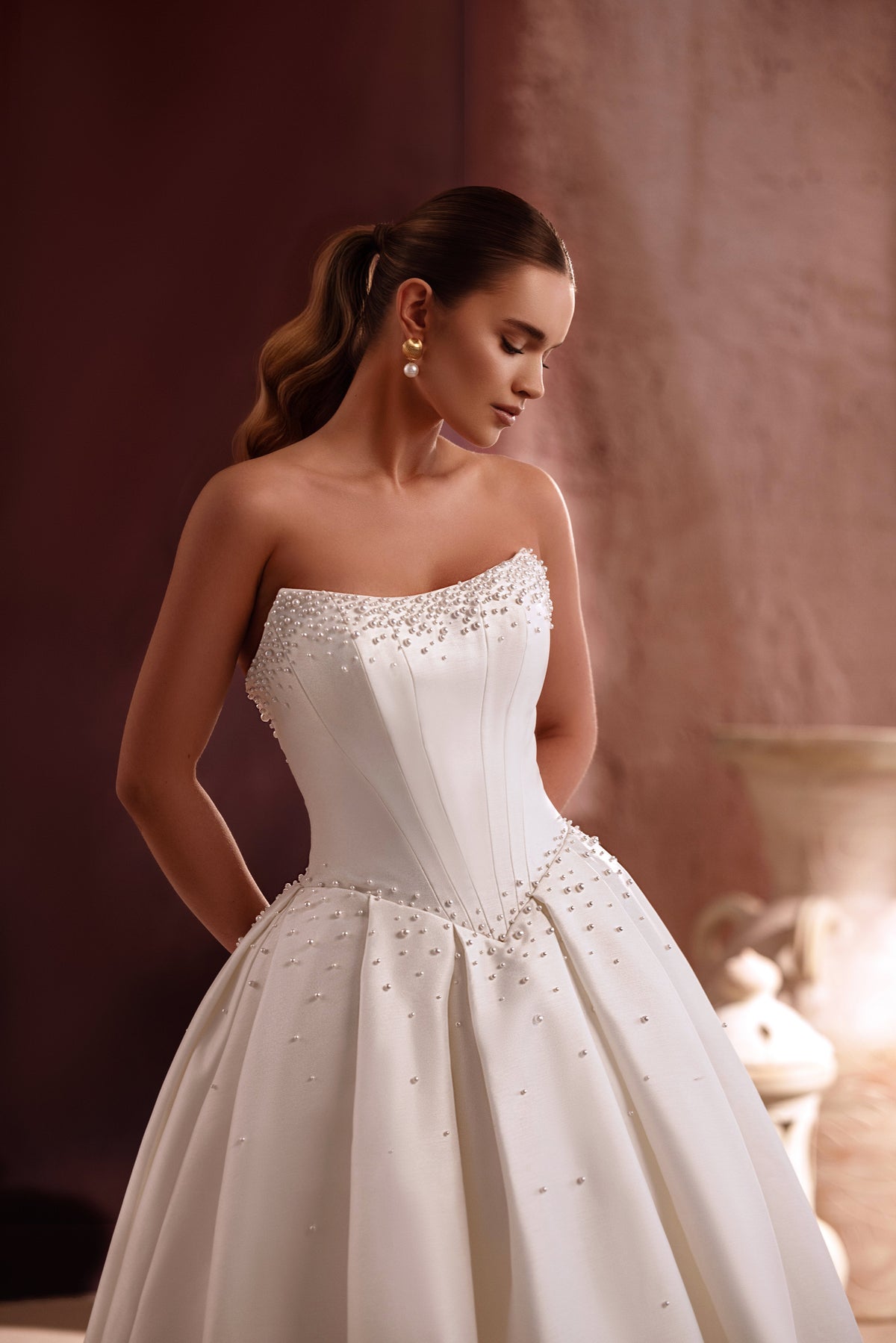 Brautkleid Noor aus Satin mit trägerloser Corsage und Perlenbesatz, Vorderansicht